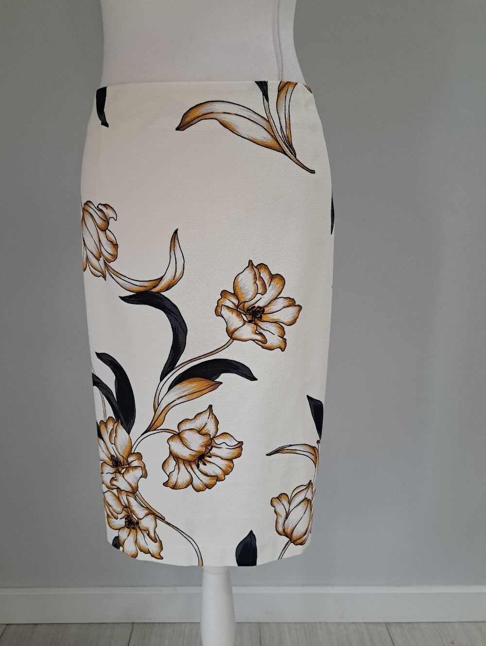NWT WHBM White Pencil Skirt with Gold Floral and Black Leaves Cotton/Rayon/Spand